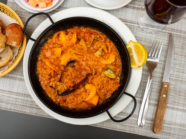传统的西班牙菜是海鲜海鲜饭 用米做的 配上藏红花 再加上大海的礼物 再加上一片柠檬 — 图库照片