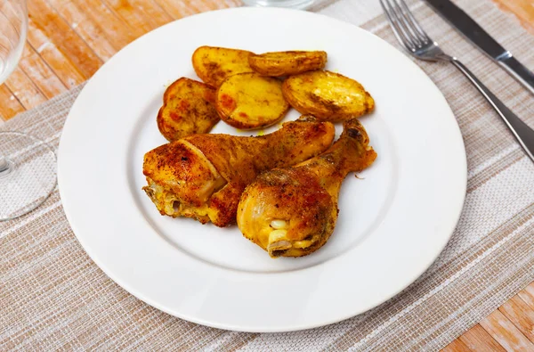 Delicious Baked Chicken Legs Vegetable Garnish Fried Potatoes Skins Served — Stock Photo, Image