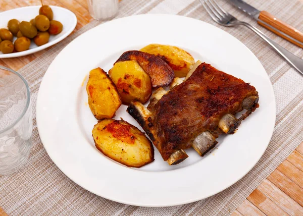 Varkensribben Met Gekookte Aardappelen Specerijen Een Keramische Plaat — Stockfoto