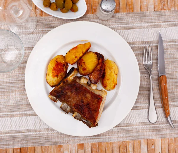 Portion Fraîche Côtes Porc Grillées Avec Pommes Terre Rôties — Photo