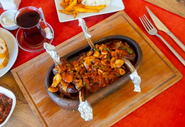 Mesa Festiva Con Plato Tradicional Turco Cazuela Chuleta Cordero —  Fotos de Stock