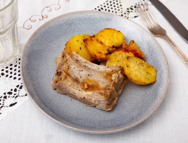 Portion Cuite Côtes Porc Grillées Avec Des Morceaux Pommes Terre — Photo