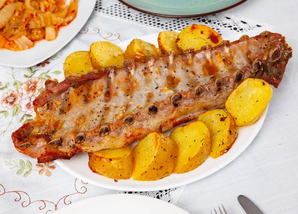 Coaste Delicioase Porc Grătar Servite Cartofi Coapte Farfurie — Fotografie, imagine de stoc