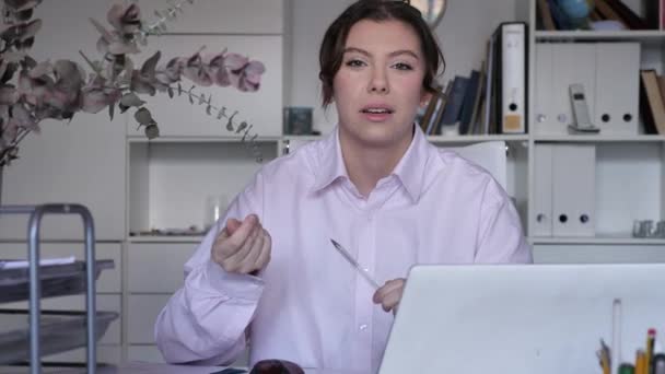 Retrato Una Mujer Trabajadora Oficina Sentada Mesa Haciendo Papeleo Diario — Vídeo de stock