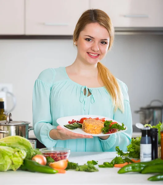 Mulher Positiva Com Salada Legumes Queijo Sorrindo Casa — Fotografia de Stock