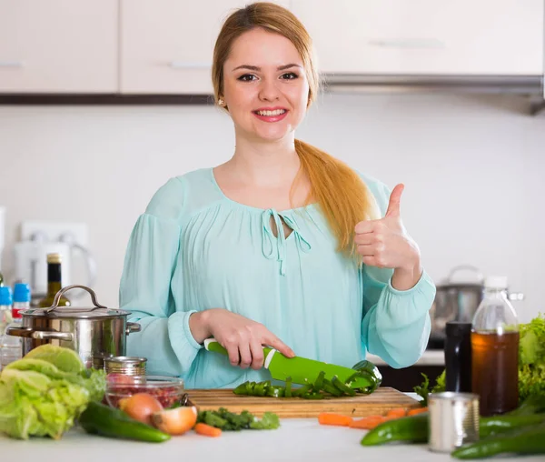 Giovane Donna Positiva Preparare Mix Verdure Sorridente Casa — Foto Stock