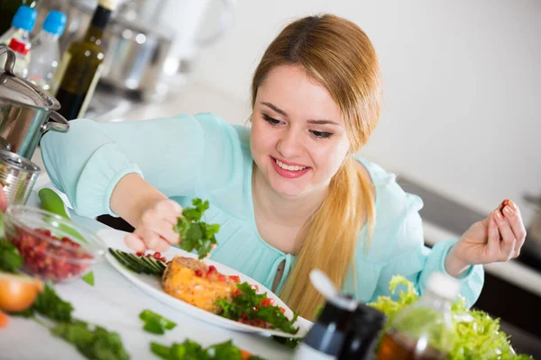 Pretty Housewife Decorating Plate Vegetable Salad Cheese — Stock Photo, Image