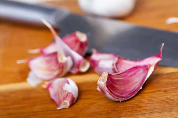 Čerstvé Stroužky Česneku Dřevěném Stole Kuchyňským Nožem Koncept Vaření Potravin — Stock fotografie