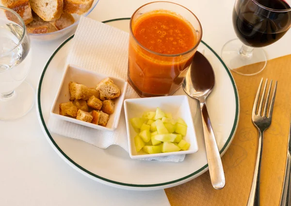 Traditionelles Spanisches Gericht Gazpacho Aus Tomatenmark Serviert Mit Croutons Und — Stockfoto