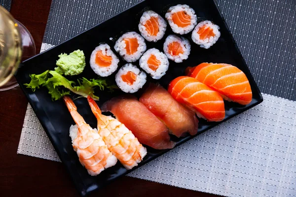 Eetlust Sushi Set Van Zalm Makizushi Nigirizushi Met Diverse Toppings — Stockfoto