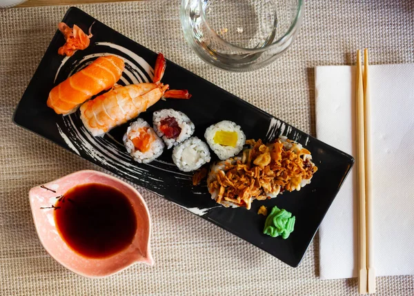 Gecombineerde Sushi Maki Californië Nigiri Close Japanse Keuken Hoge Kwaliteit — Stockfoto