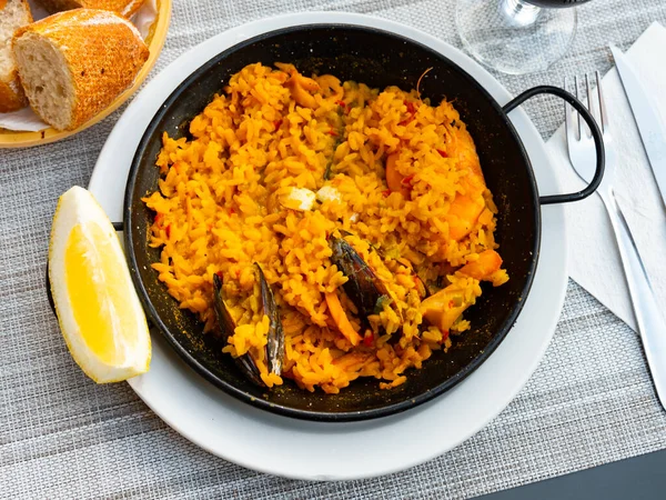 Традиційною Стравою Іспанської Кухні Паелья Морепродуктами Зробленими Рису Нарізані Шафрам — стокове фото