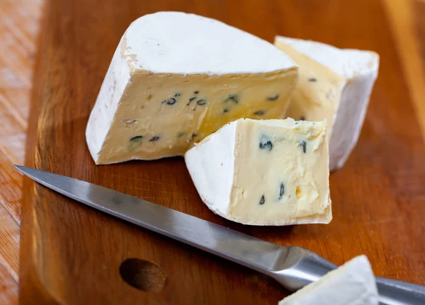 Chuťový Sýr Bavorské Blu Rozřezaný Kousky Bílou Modrou Ušlechtilou Plísní — Stock fotografie