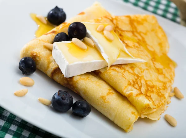 Delicate Dunne Pannenkoeken Met Brie Plakjes Honing Geroosterde Pijnboompitten Gegarneerd — Stockfoto