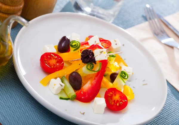 Appetitlich Griechischer Salat Mit Feta Käse Frischem Gemüse Und Schwarzen — Stockfoto
