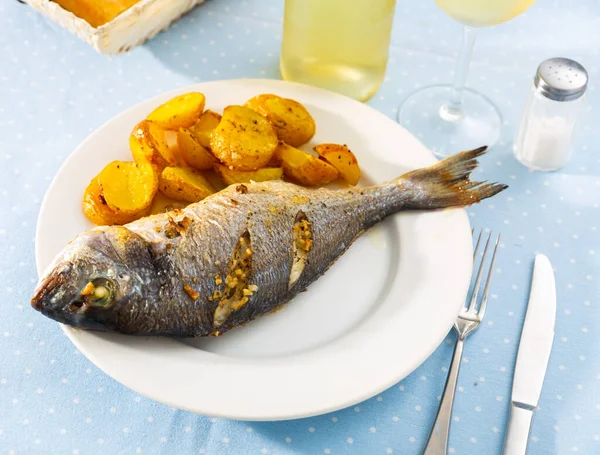 Delicious Baked Fish Called Dorada Toasted Potatoes Cut Half — Stock Photo, Image