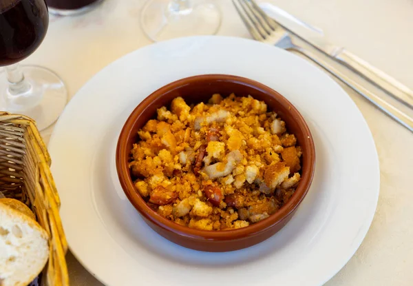 Migas Pastoriles Crumbled Bread Soaked Water Fried Olive Oils Chorizo — Fotografia de Stock