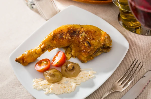 Gebratene Hähnchenschenkel Mit Gebackenen Zwiebeln Und Sauce Gesundes Abendessen — Stockfoto
