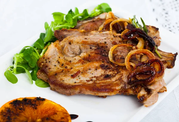 Image Tasty Cooked Fried Pork Chop Fried Orange Onion Greens — Stock Photo, Image