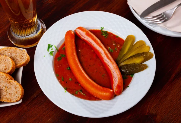 传统的澳大利亚食品 在餐馆里用土豆酱煮熟的维也纳香肠 — 图库照片