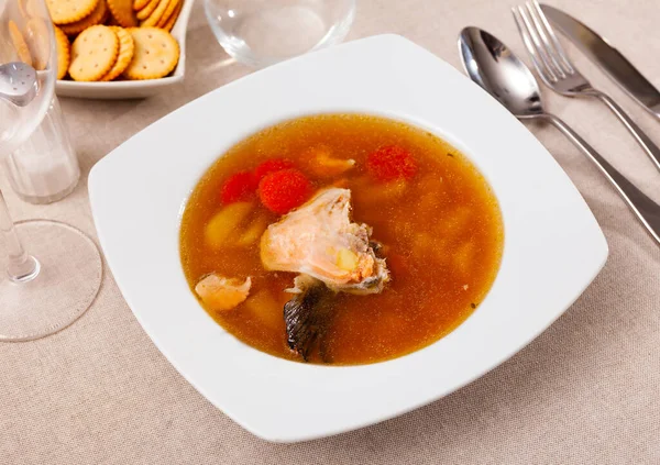 Porción Sopa Pescado Saludable Hecha Cabeza Salmón Huesos Con Verduras — Foto de Stock