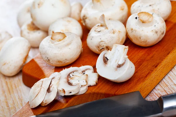 Primer Plano Los Champiñones Crudos Frescos Cortados Escritorio Madera Cocina —  Fotos de Stock