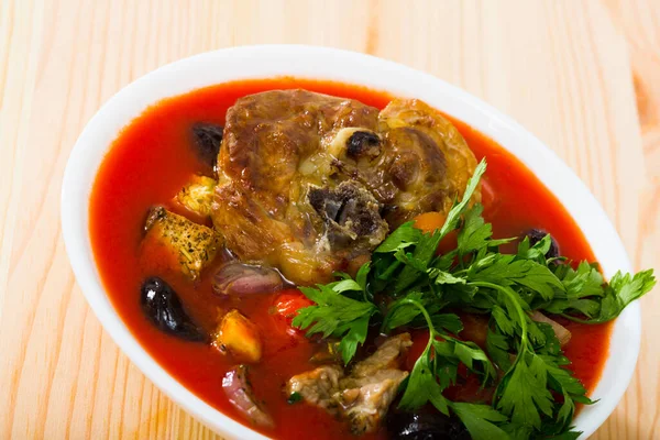 Sup Tomat Pedas Dengan Domba Prune Dan Aprikot Kering Disajikan — Stok Foto