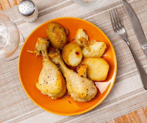 Two Appetizing Roasted Chicken Legs Served Crispy Skinned Baked Potatoes — Φωτογραφία Αρχείου