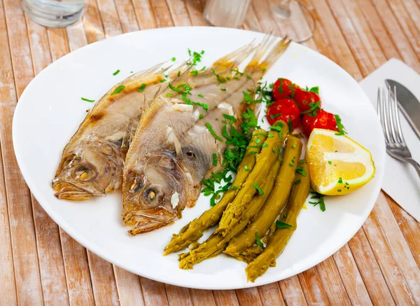 Prato Peixe Delicioso Roosterfish Frito Servido Com Legumes Conserva Limão — Fotografia de Stock