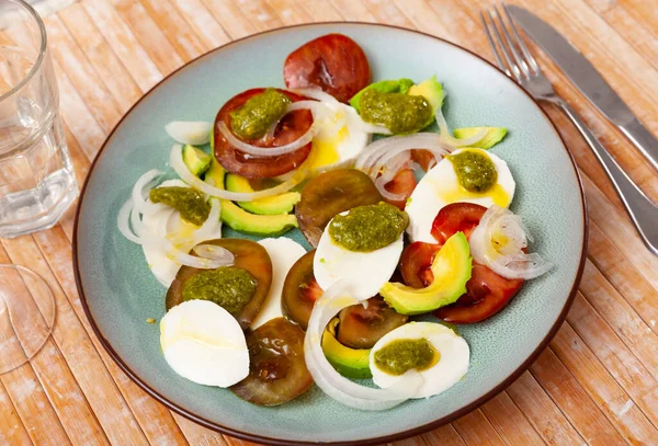 Avokado Salatası Domatesli Taze Caprese Manzarası — Stok fotoğraf