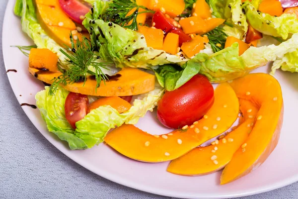 Salat Kürbis Kirschtomaten Sesam Auf Einem Teller Serviert Mit Olivenölsoße — Stockfoto