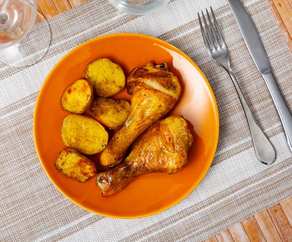 Önce Kızarmış Patatesle Birlikte Tavuk Budu Pişirdim Masada Poltry Çanağı — Stok fotoğraf