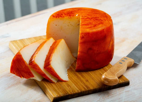 法国山羊奶酪配胡椒在木制桌子上的图片 — 图库照片