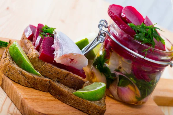 Hausgemachte Eingelegter Blauer Wittling Fischzwiebeln Rüben Und Marinade Aus Limettensaft — Stockfoto