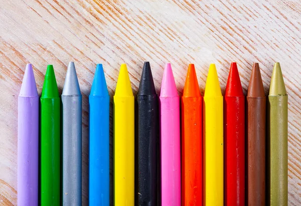 Primo Piano Pastelli Cera Colorata Disegnare Una Superficie Legno — Foto Stock