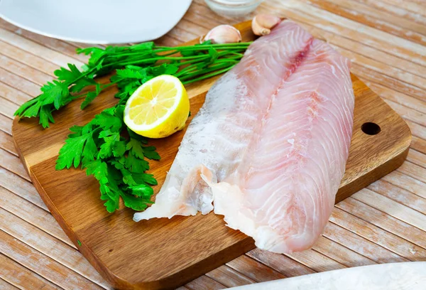 Baharatlı Çiğ Balık Sarımsaklı Fileto Maydanoz Ahşap Masada Limon — Stok fotoğraf
