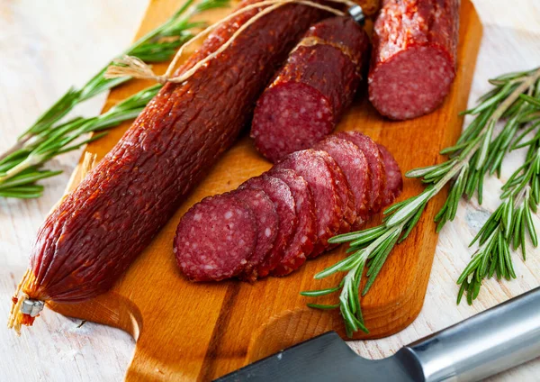 Fresh Smoked Russian Sausage Cut Slices Wooden Surface Close — Stock Photo, Image