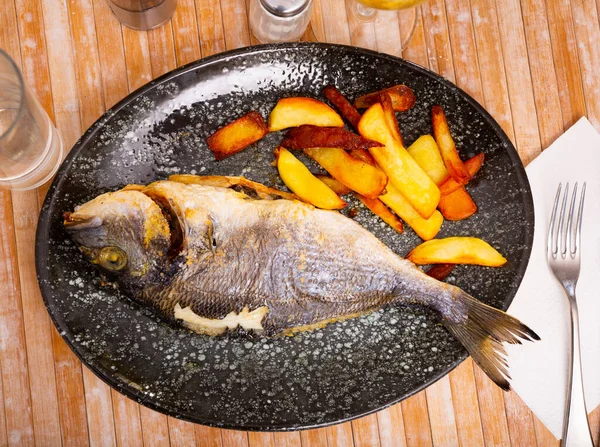 Wizerunek Delikatnej Pieczonej Ryby Nazwie Dorada Apetycznym Dodatkiem Smażonych Ziemniaków — Zdjęcie stockowe