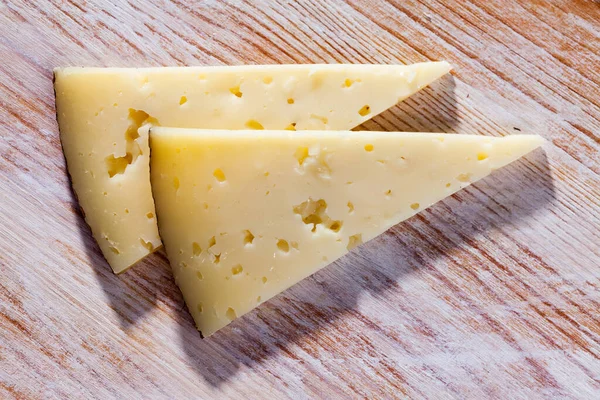 Trozos Queso Semiduro Leche Oveja Sobre Fondo Madera —  Fotos de Stock