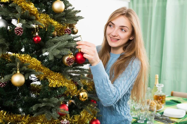 クリスマスツリーに近い陽気なブロンドの女の子の肖像画 — ストック写真