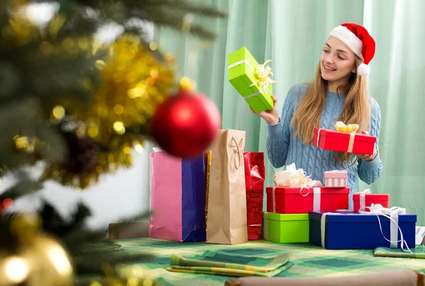 Веселая Молодая Женщина Позирует Рождественскими Подарками Домашнем Интерьере — стоковое фото