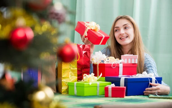 Szczęśliwa Młoda Kobieta Przygotowuje Prezenty Boże Narodzenie Dla Gości — Zdjęcie stockowe