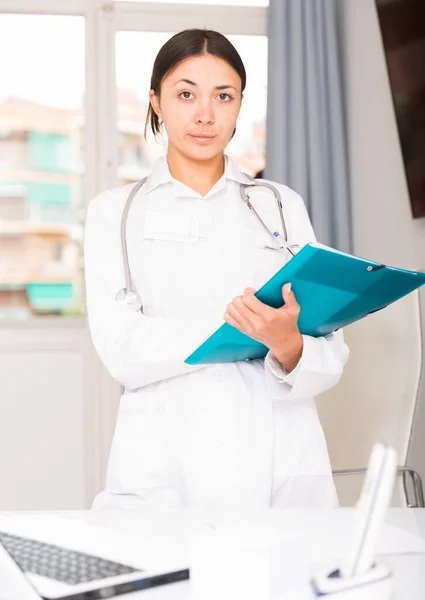Dziewczyna Lekarz Białym Płaszczu Medycznym Trzymając Schowek Dokumentacją Medyczną — Zdjęcie stockowe