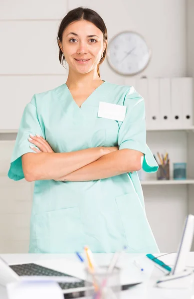 Mujer Joven Positiva Médico Uniforme Pie Oficina Clínicas —  Fotos de Stock