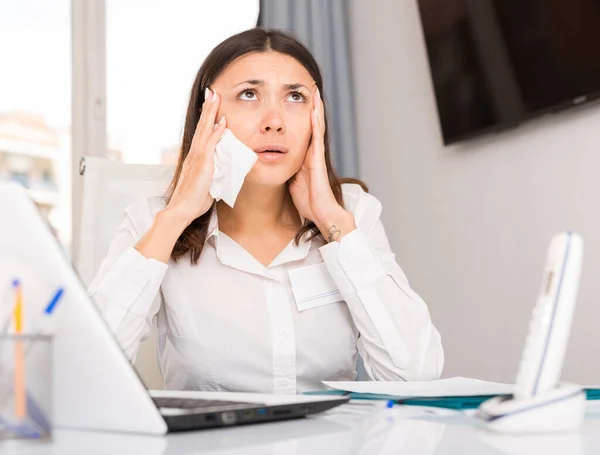 Upset Woman Crying Holding Napkin Laptop Office Table — Stock Photo, Image