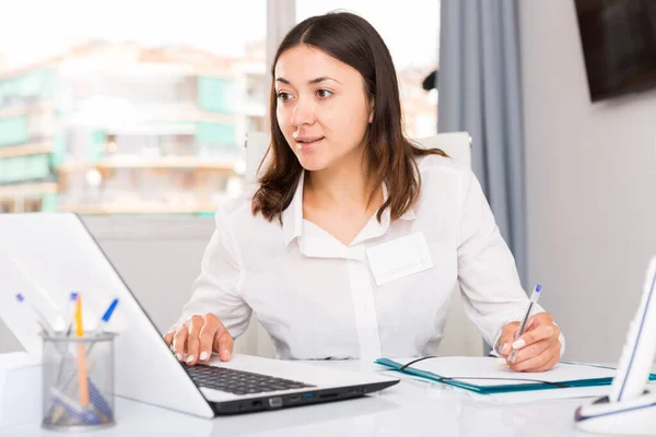 Jovem Mulher Trabalhando Com Laptop Papéis Mesa Escritório — Fotografia de Stock