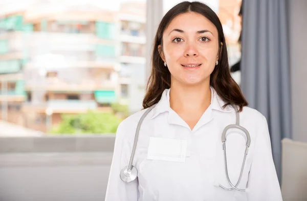 Retrato Una Joven Doctora Uniforme Blanco Pie Consultorio Clínicas — Foto de Stock