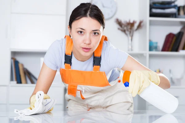 Husarbetare Ung Kvinna Rengöringsbord Med Spray Kontoret — Stockfoto