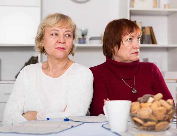 Пенсионеры Женщины Ссорятся Кухне Возле Еды Столом — стоковое фото