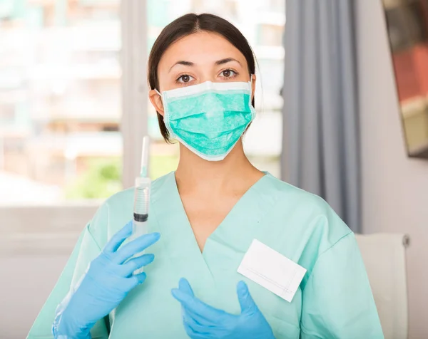 Flicksköterska Mask Med Spruta För Injektion Modern Klinik — Stockfoto